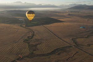 Ballon ber dem Berg-River Tal in den Winelands von Paarl
