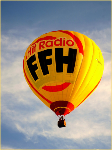 Der FFH Ballon schwebt bei Frankfurt über die Wetterau