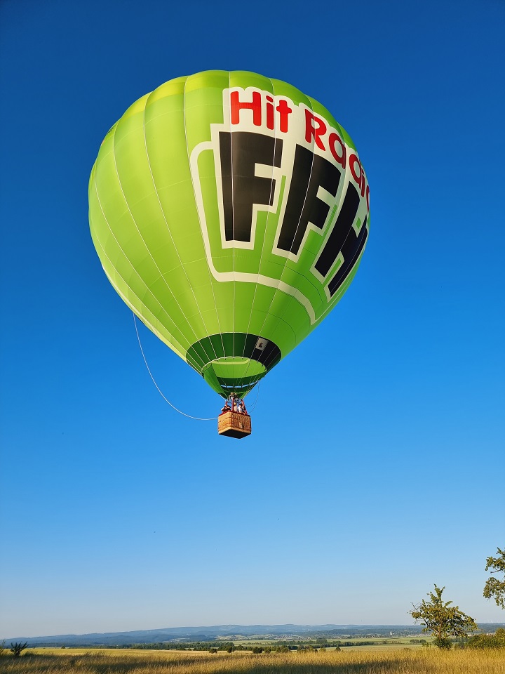 Der FFH Ballon schwebt bei Frankfurt ber die Wetterau